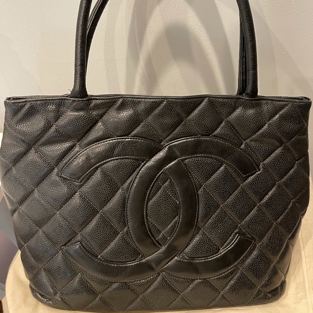 Authentic CHANEL Quilted Caviar Hand/shoulder bag